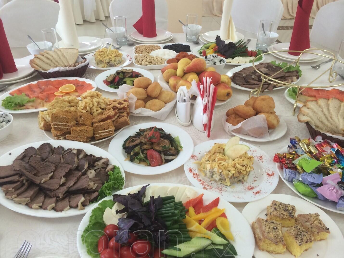 Казахский стол с едой для гостей