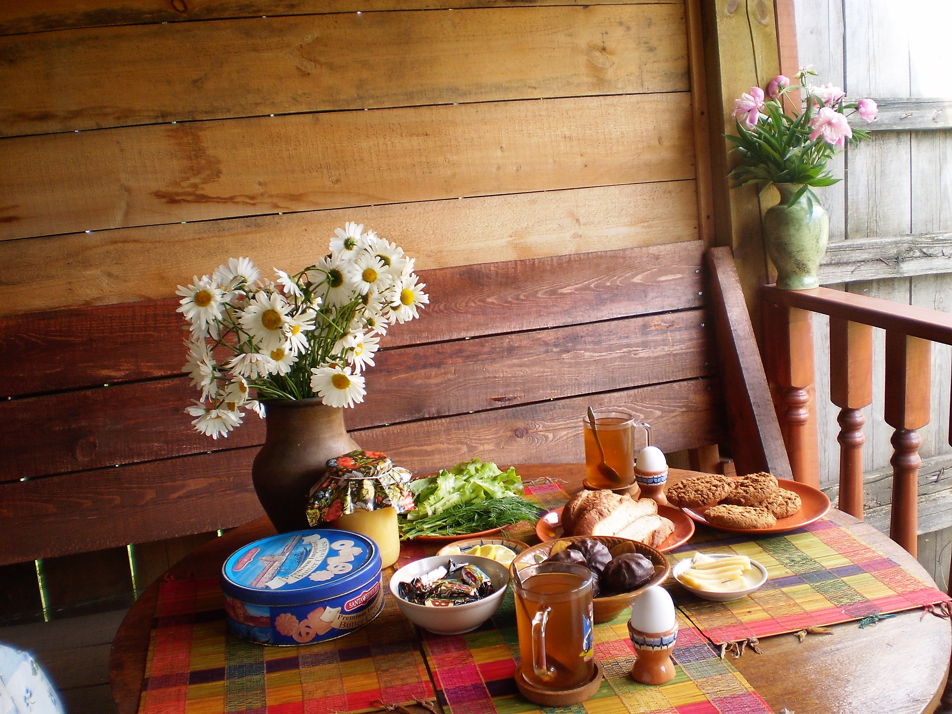 Деревенский стол с едой