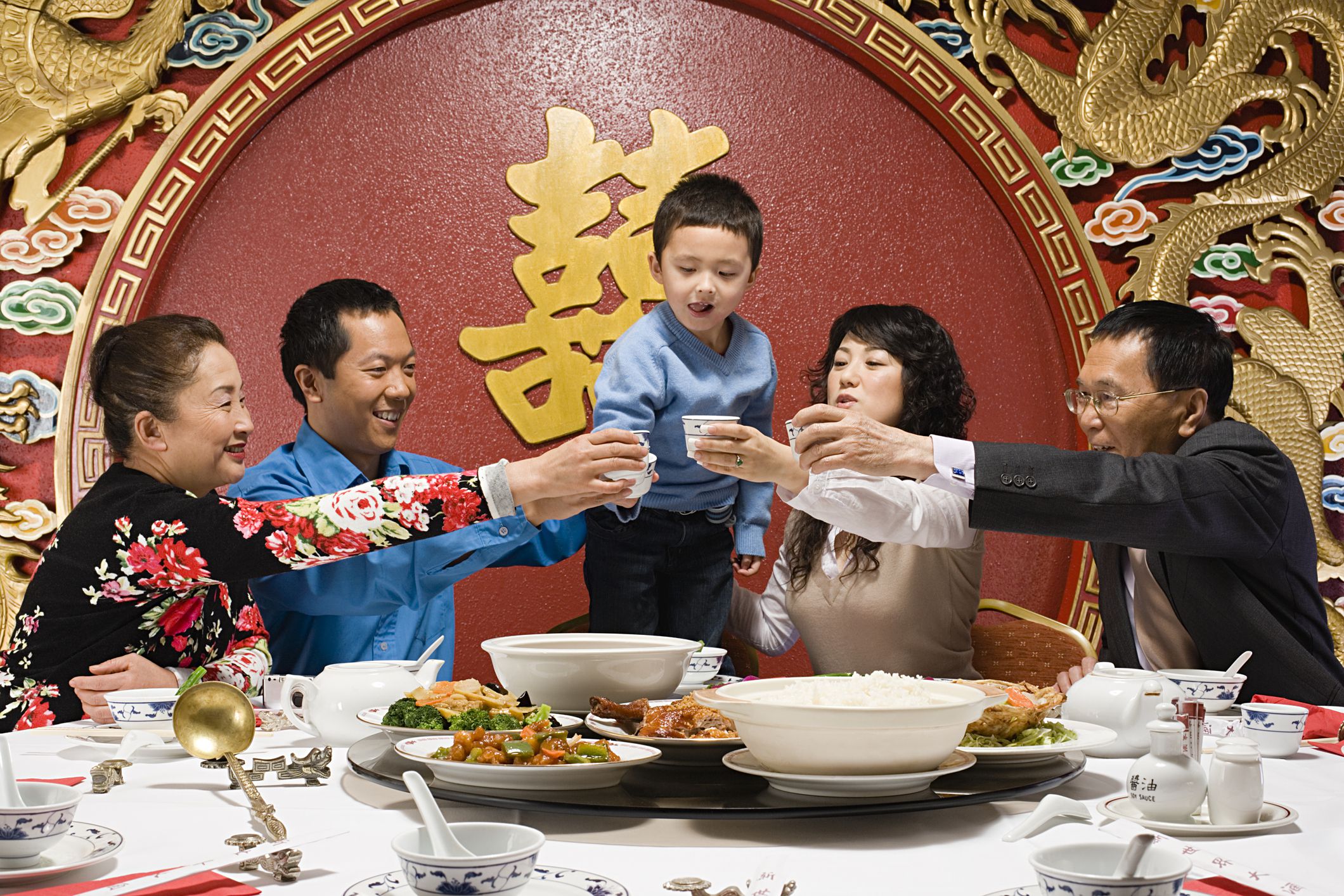 Китайская семья за столом