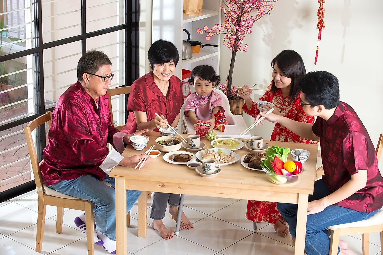 Японская семья за столом
