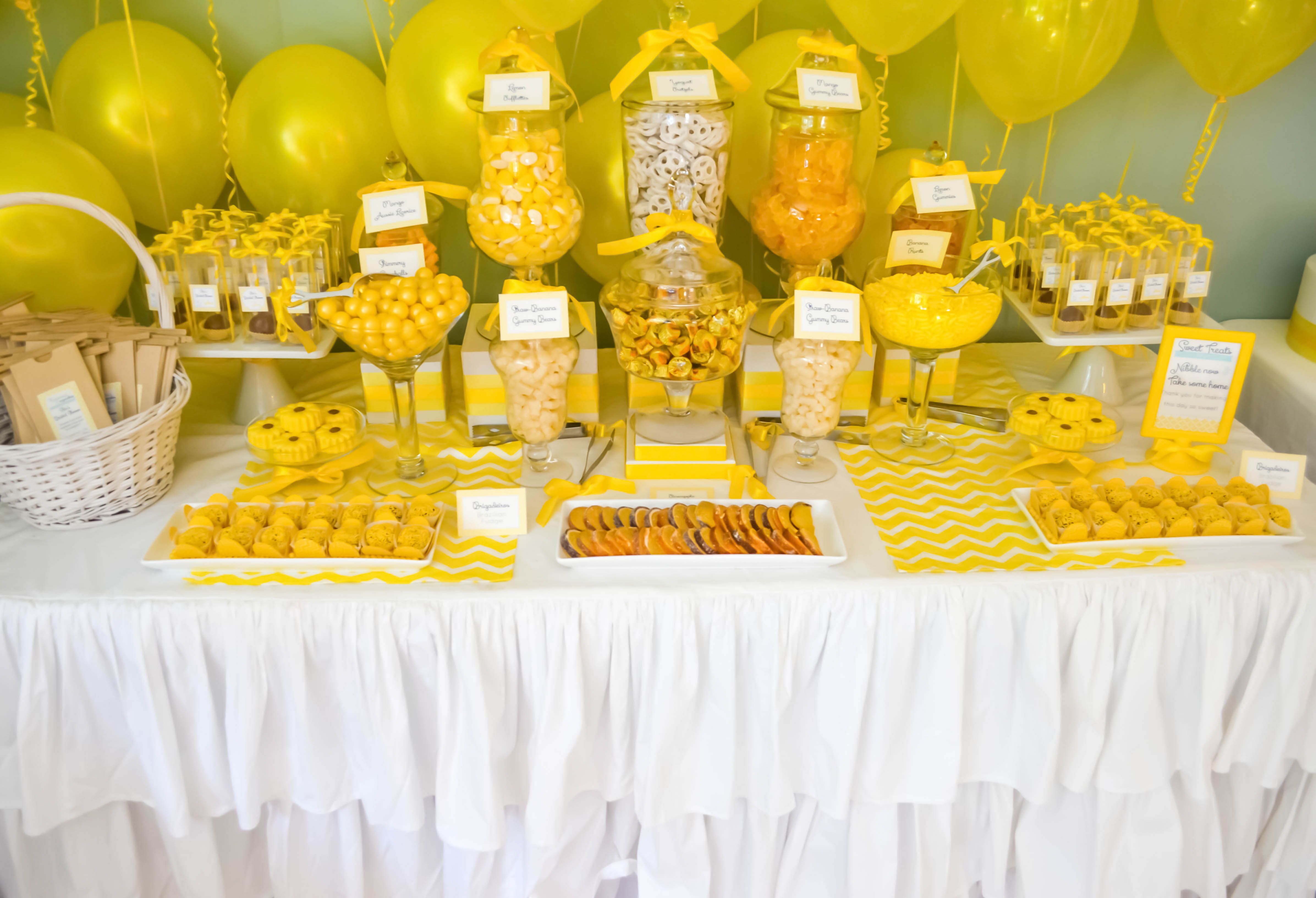 Вечеринка в желтом стиле