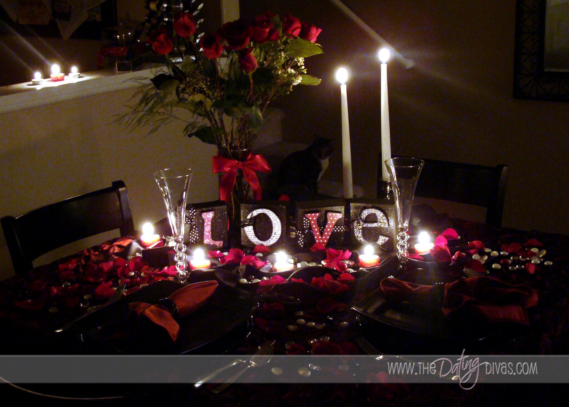 Романтический ужин на полу при свечах