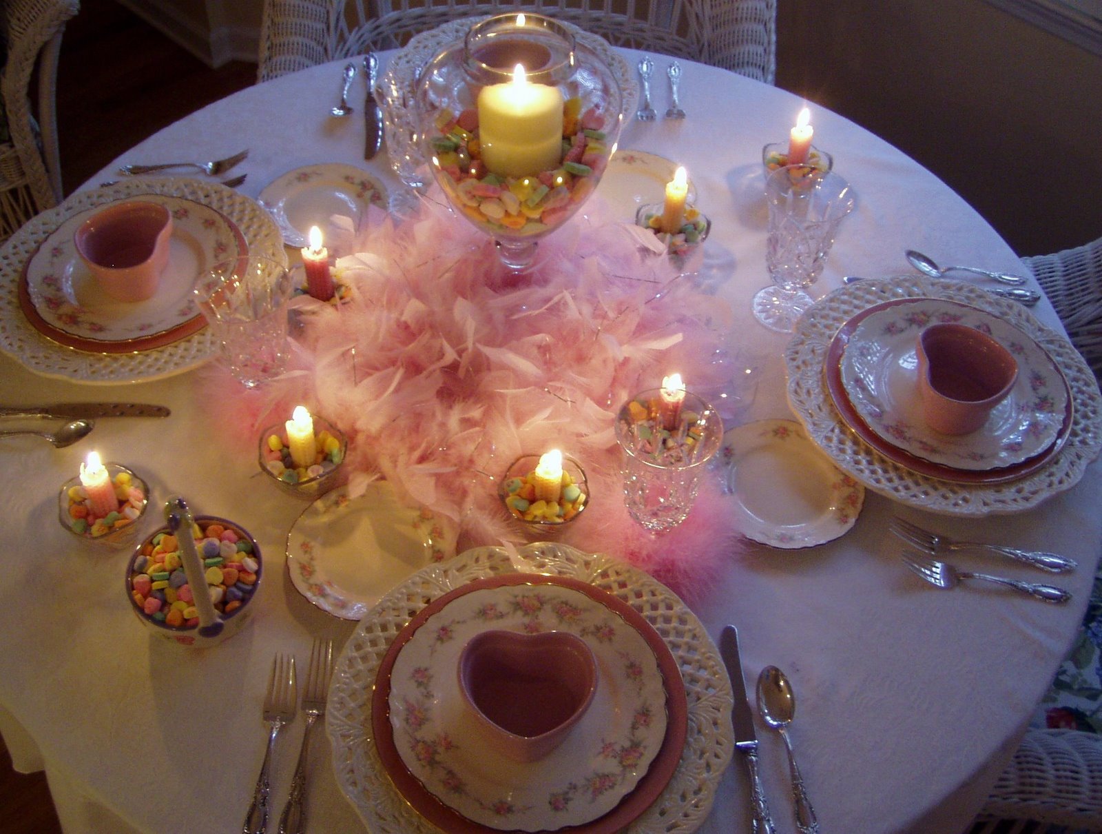 Сервировка стола со свечами для двоих