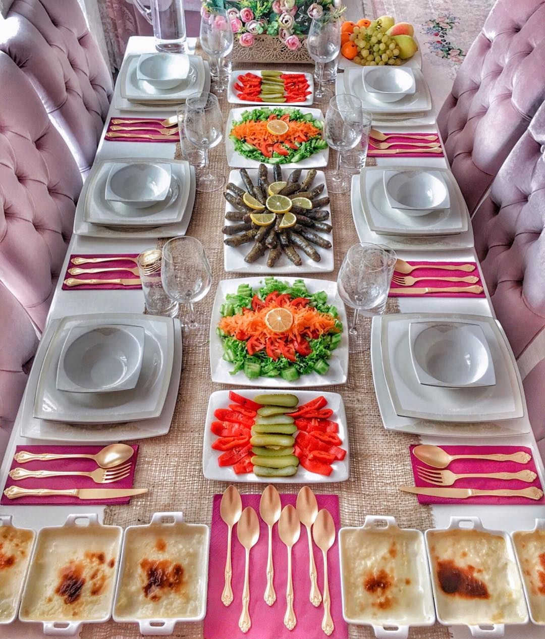 Сервировка праздничного стола с едой