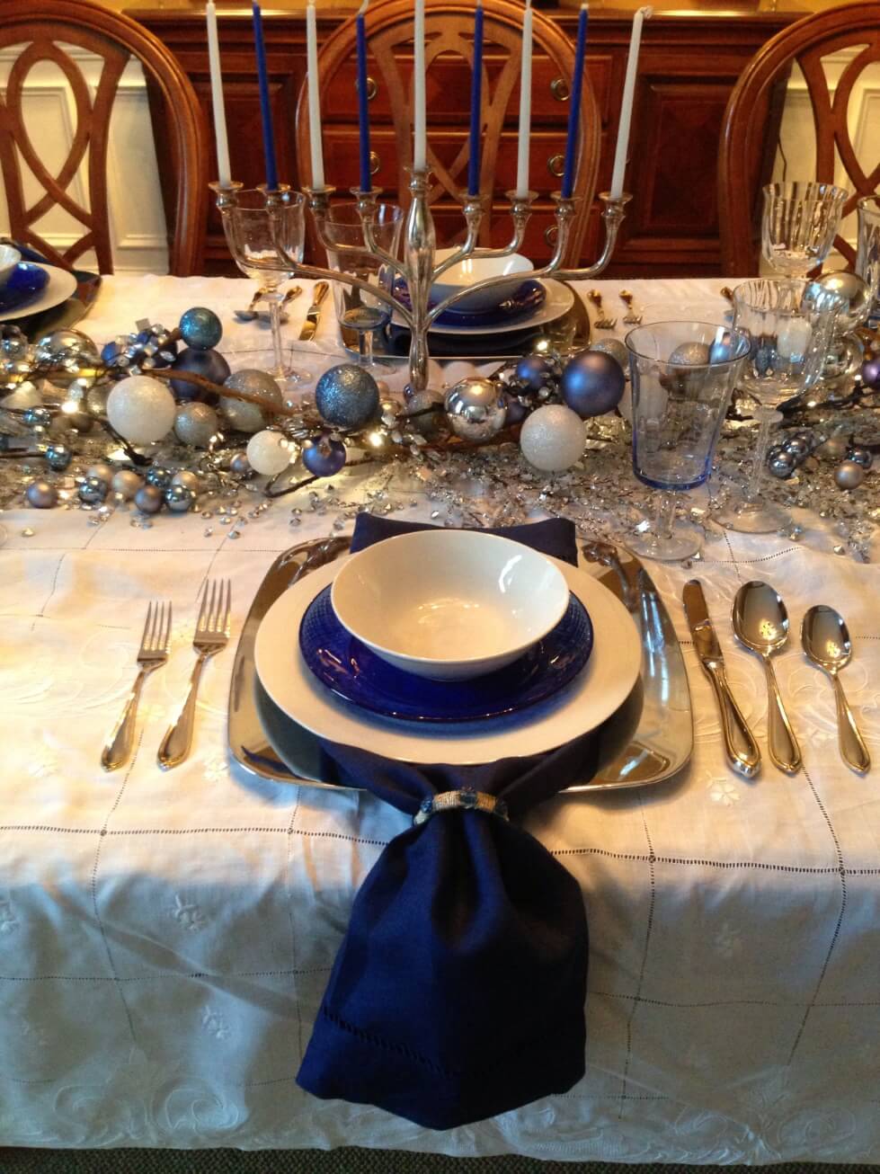 Сервировка новогоднего стола синий