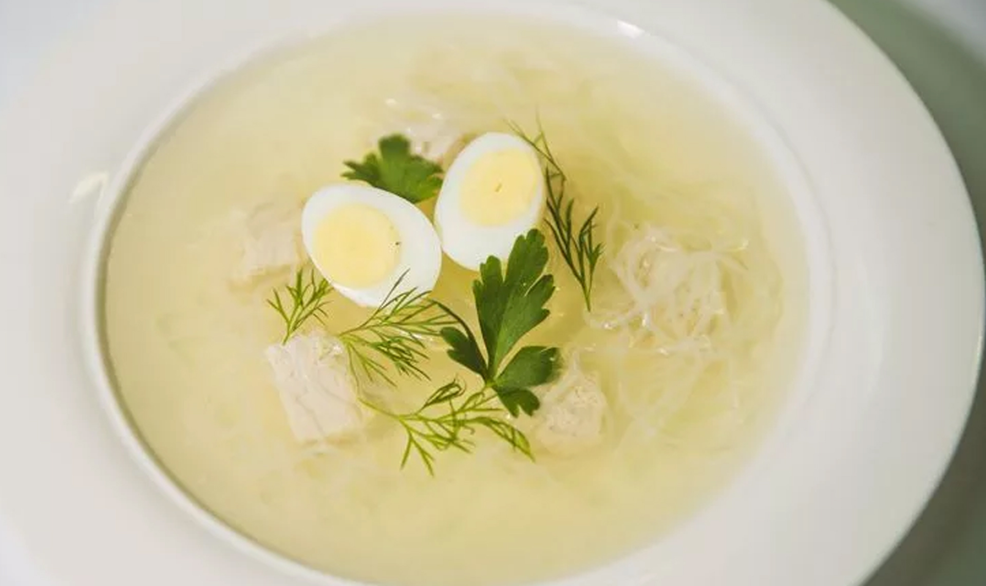 Фото куриного супа в тарелке