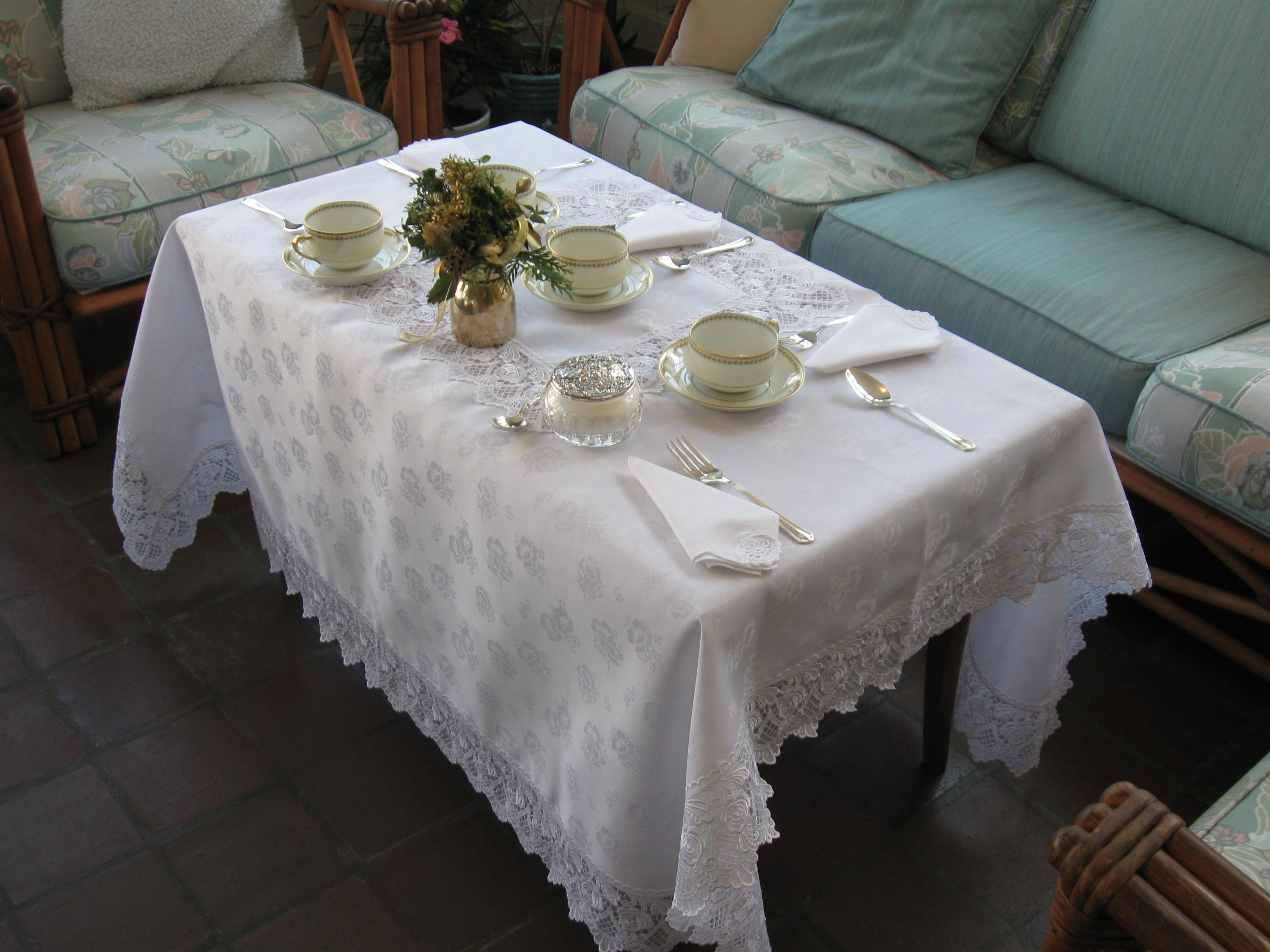 Сервировка стола с белой скатертью