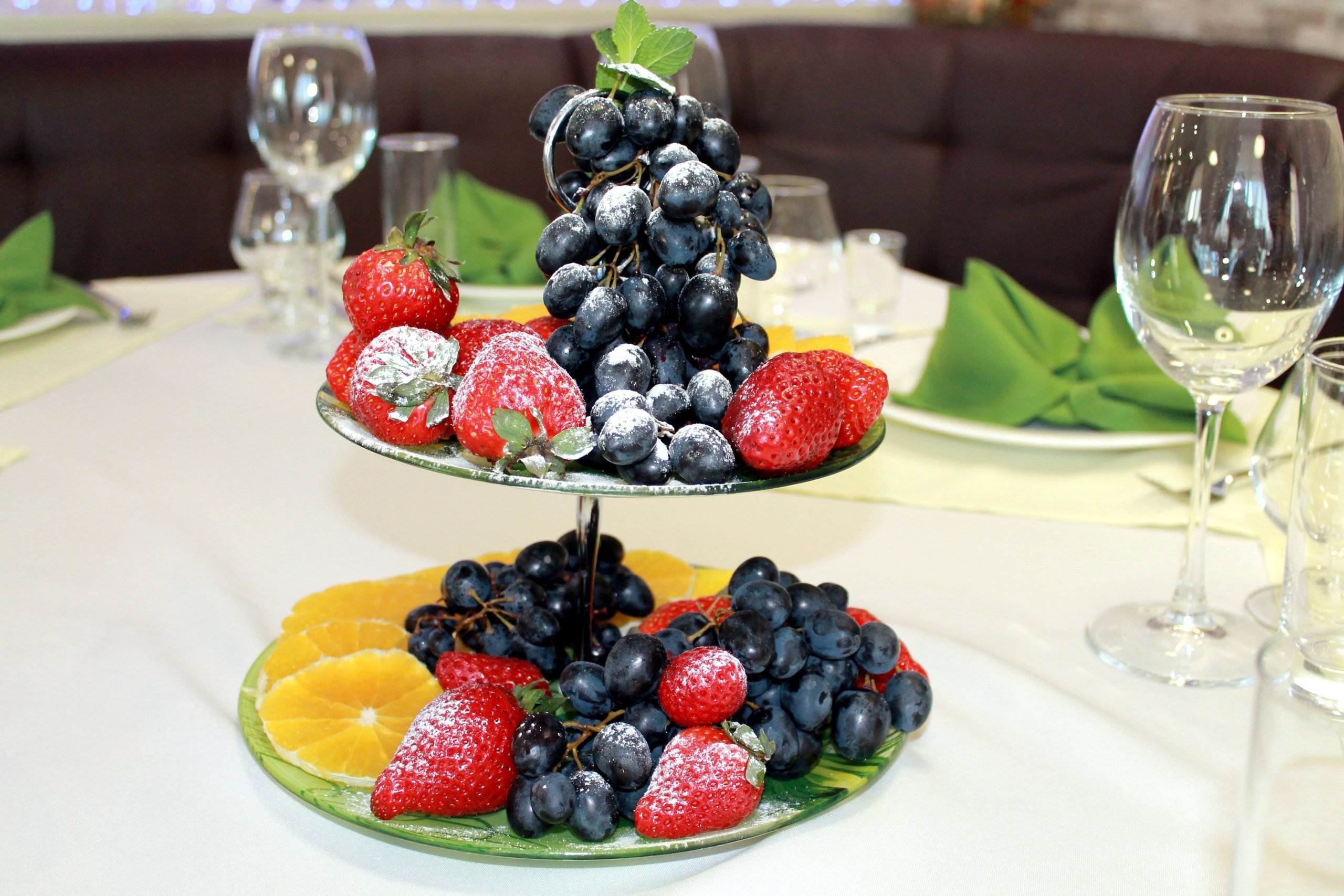 Ваза с фруктами на столе фото