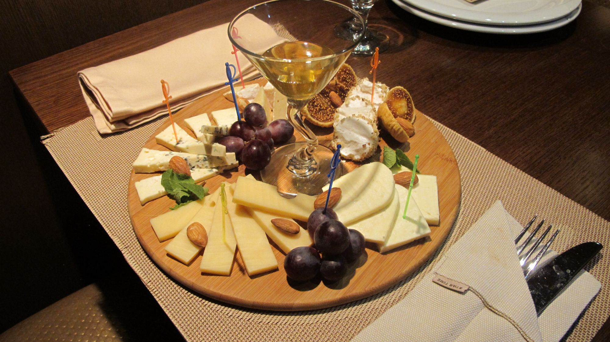 Сырная тарелка с вином