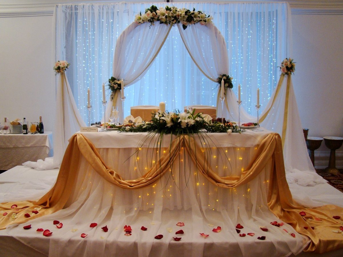 Украшения свадебного стола и зала
