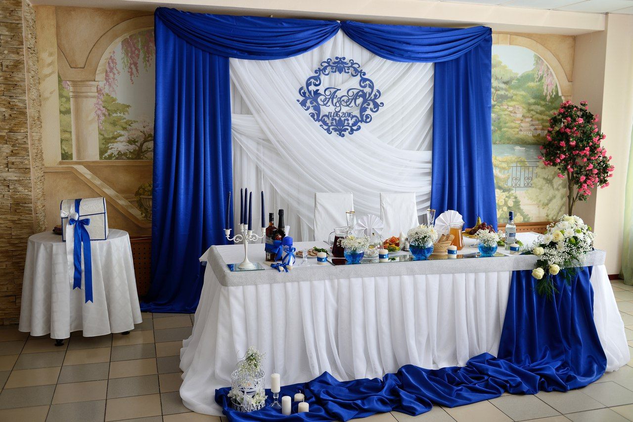 стол жениха и невесты в синем цвете