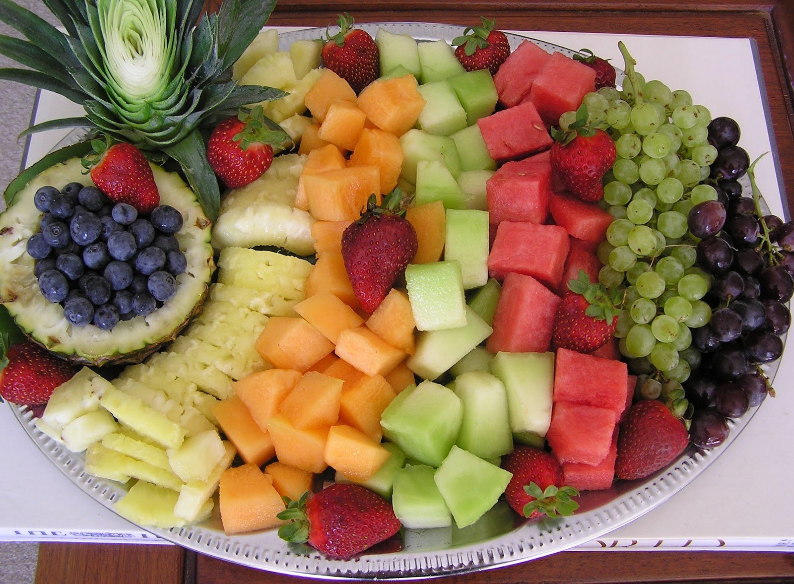 Как подавать фрукты на стол. Фруктовая тарелка. Красивая нарезка фруктов. Нарезка фруктов на праздничный стол. Красиво нарезать фрукты.