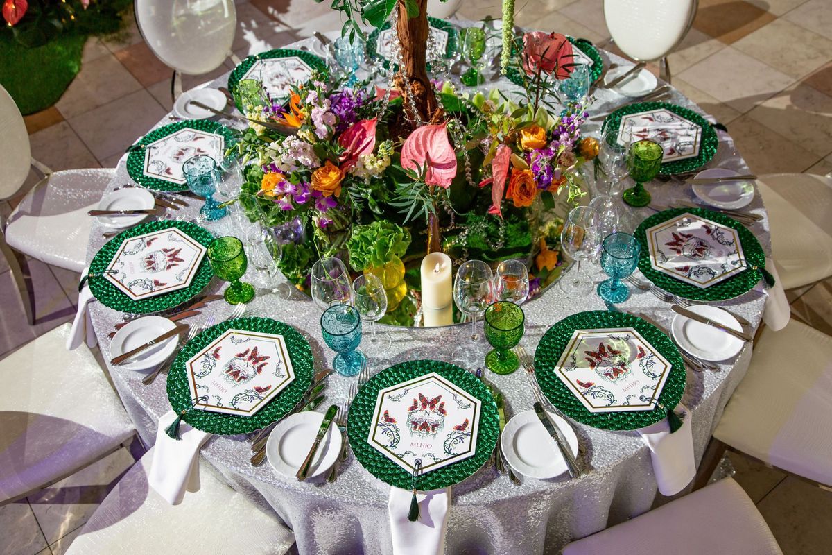 Сервировка стола с зелеными тарелками