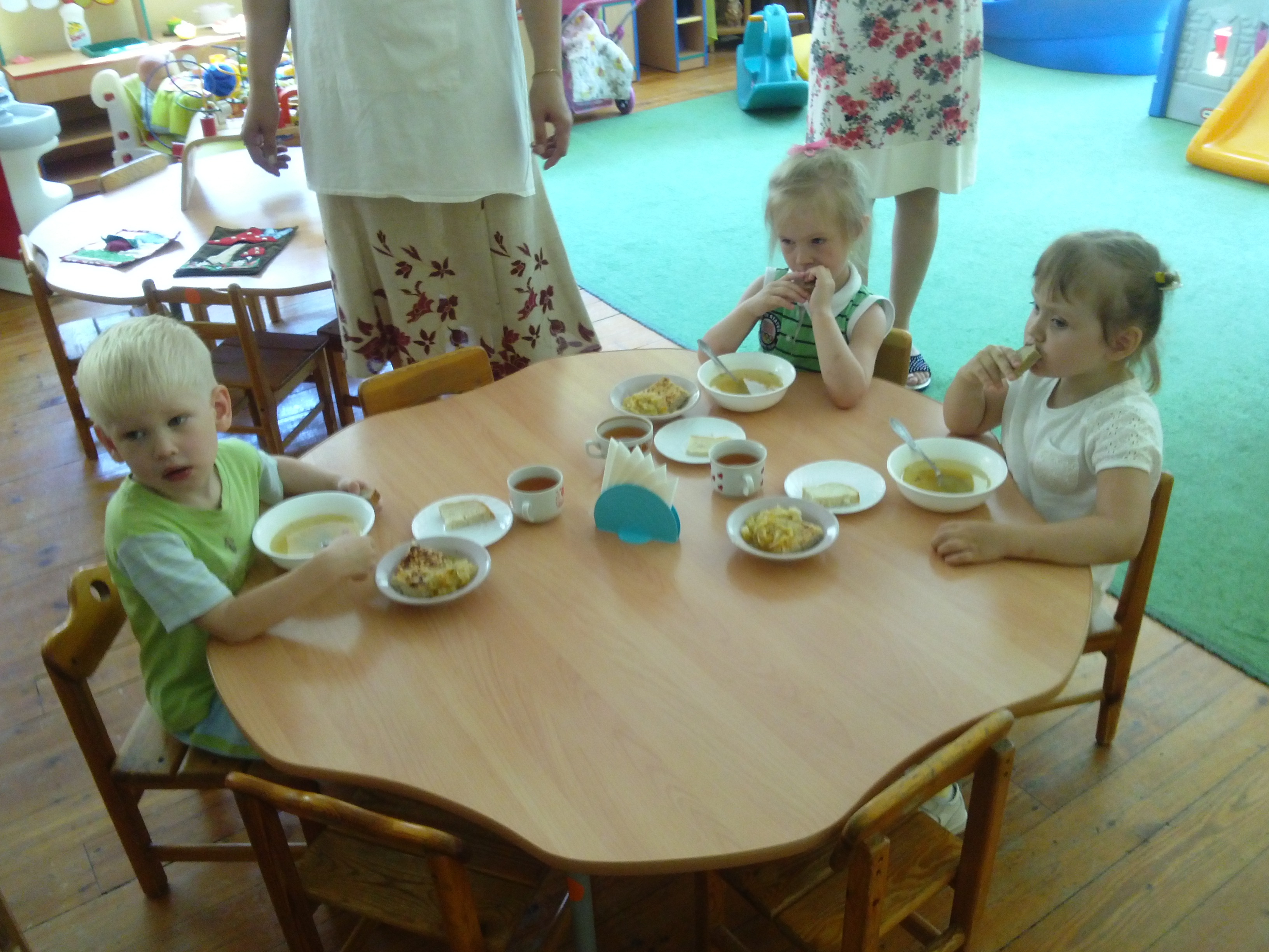 Дети сервируют стол в детском саду