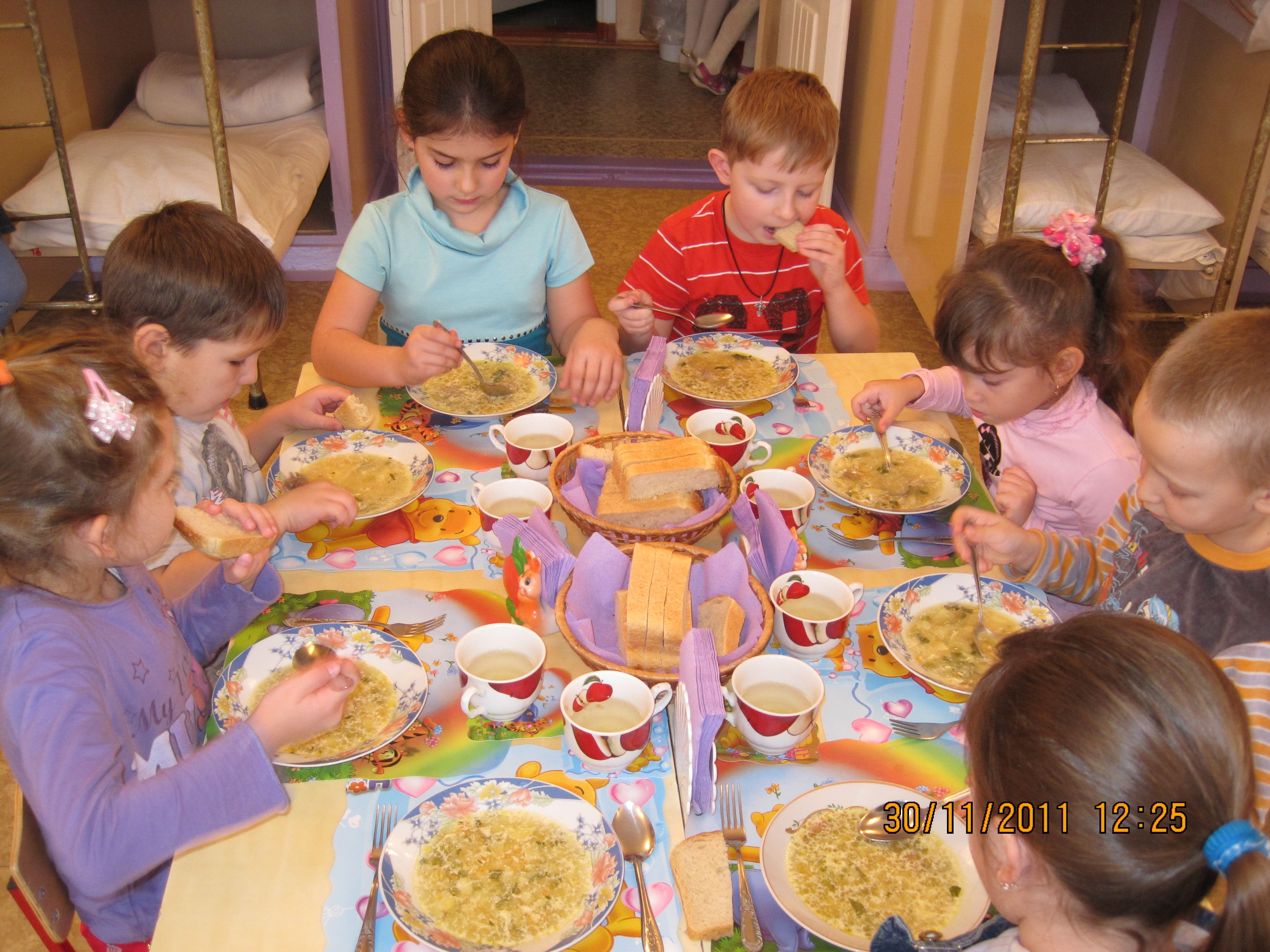 Что едят в садике. Еда в детском саду. Обед в детском саду. Дети обедают в детском саду. Питание в детском саду.