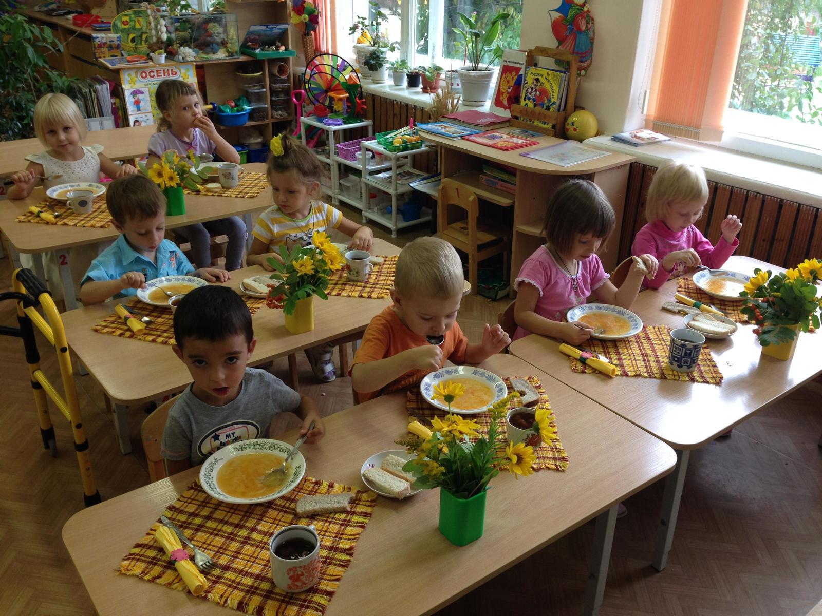 Что едят в садике. Столы для детского сада. Еда в детском саду. Завтрак в детском саду. Обед в детском саду.