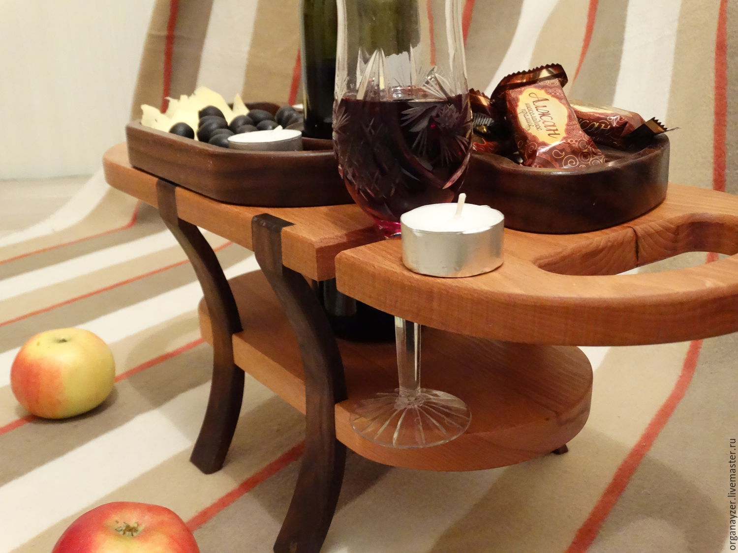 Подставка для блюд на стол. Винный столик. Винный столик из дерева. Столик поднос для вина. Подставка винный столик.