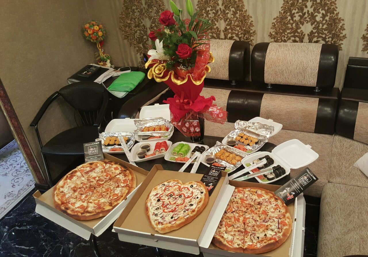 Праздничный стол с роллами и пиццей