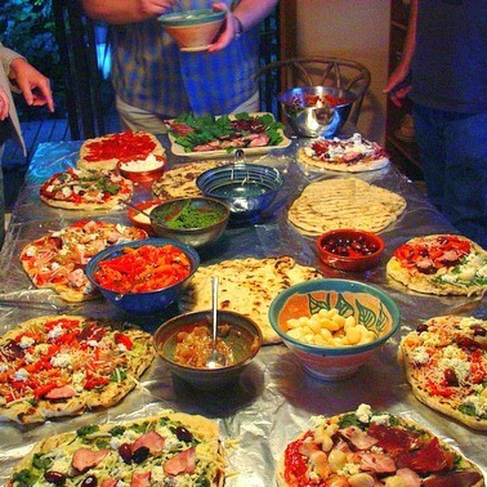 Праздничный стол с суши и пиццей