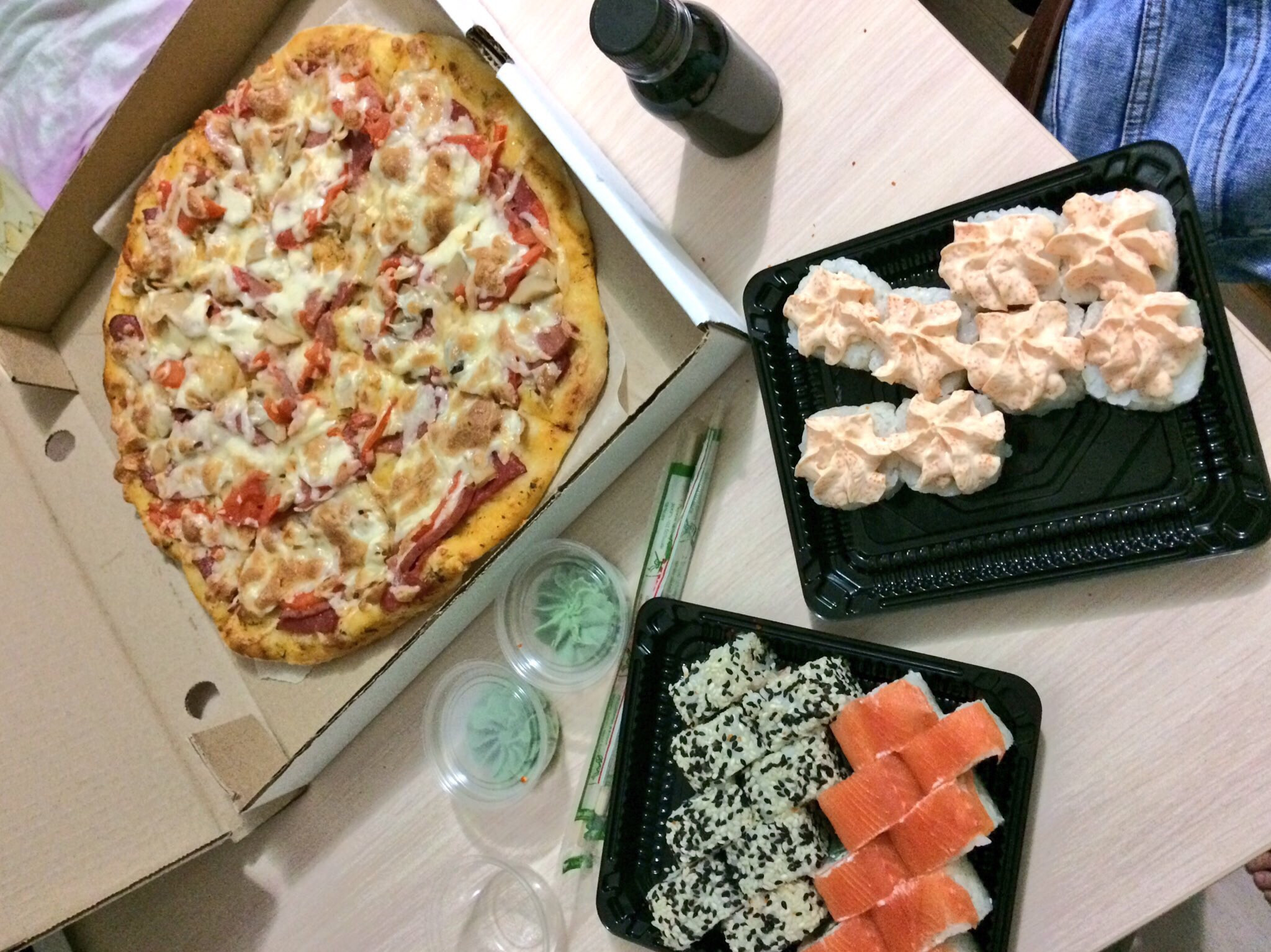 фото роллов и пиццы на столе дома фото 5