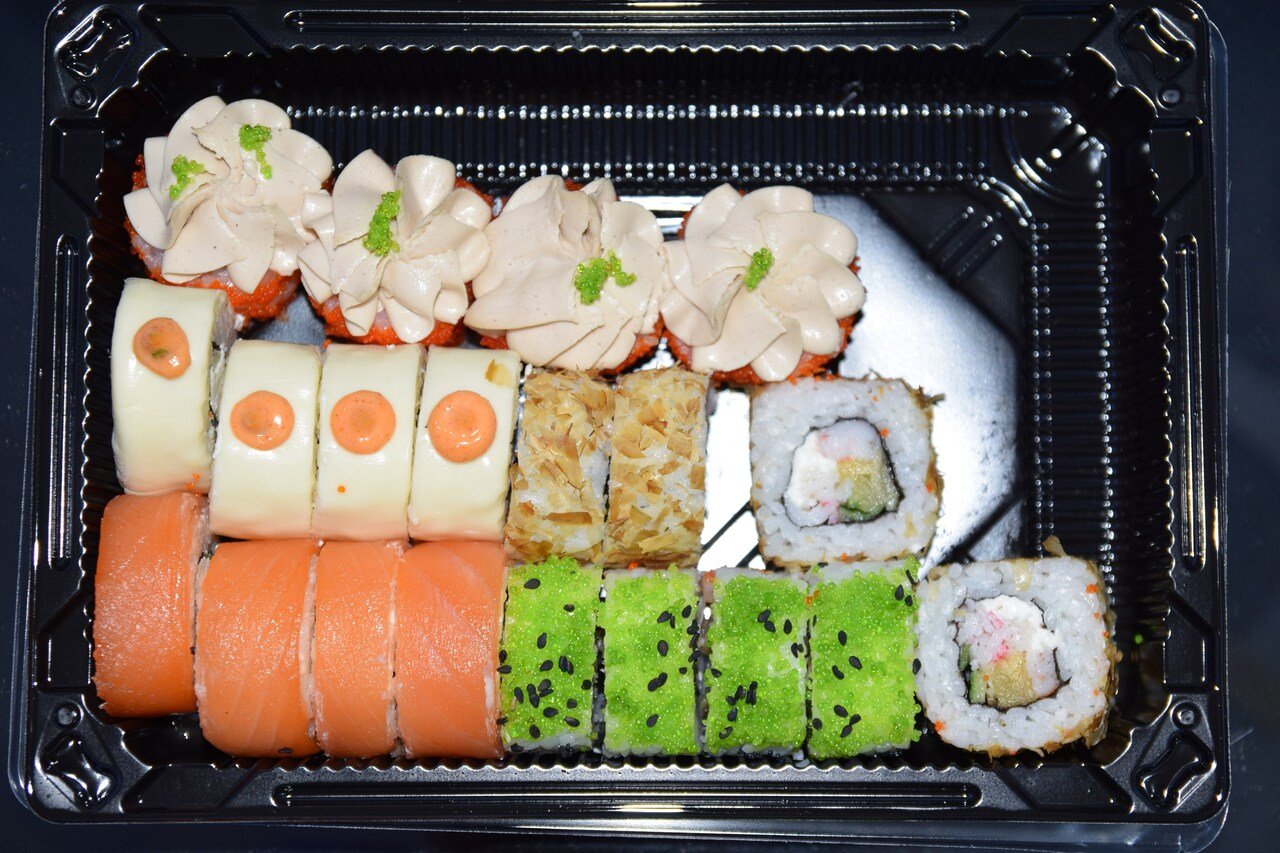 Фото суши роллы на столе дома