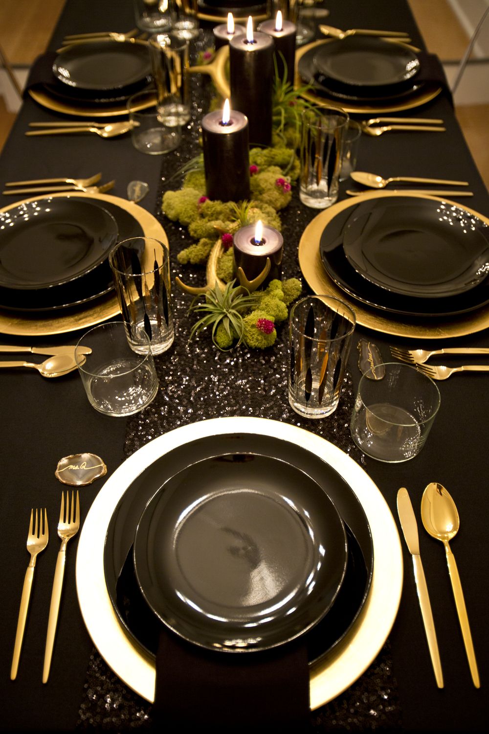 Сервировка стола с черными тарелками