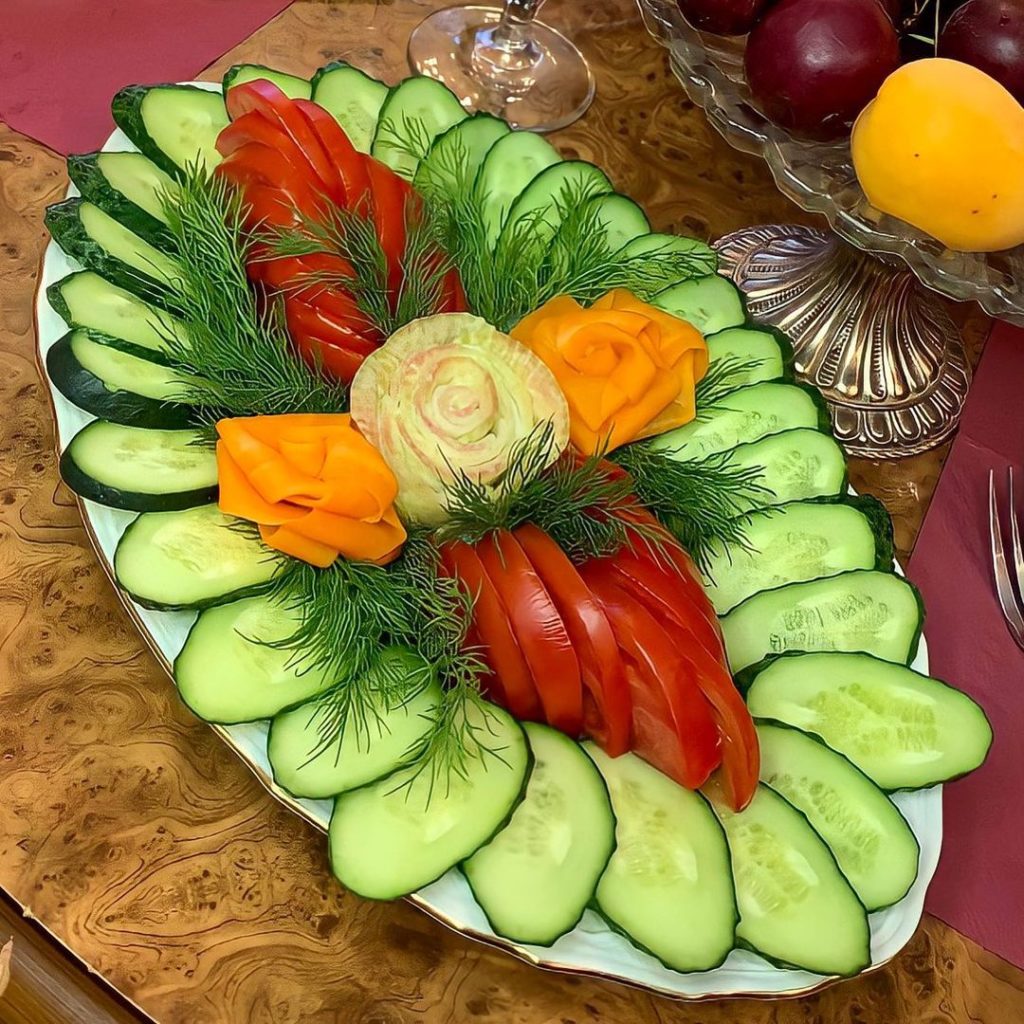Фото нарезки овощей. Овощная тарелка на праздничный стол. Идеи нарезок на праздничный стол. Красивая овощная нарезка на праздничный стол. Овощная нарезка на праздничный стол фото.