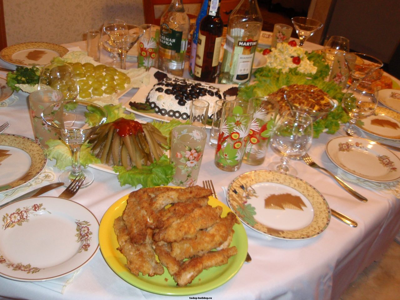 красиво накрытый стол на день рождения с едой