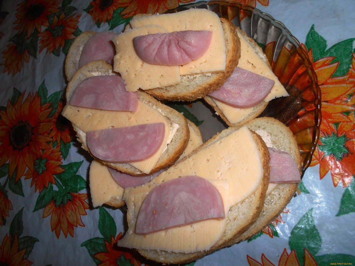 Бутерброды с колбасой и с сыром фото