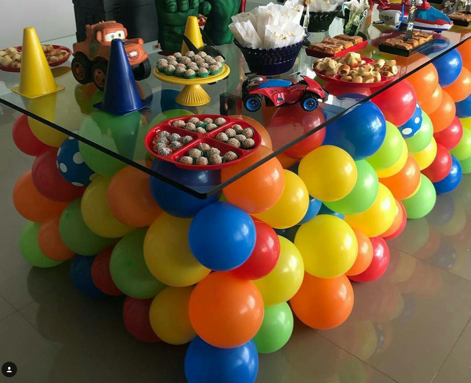 украсить детский стол на день рождения