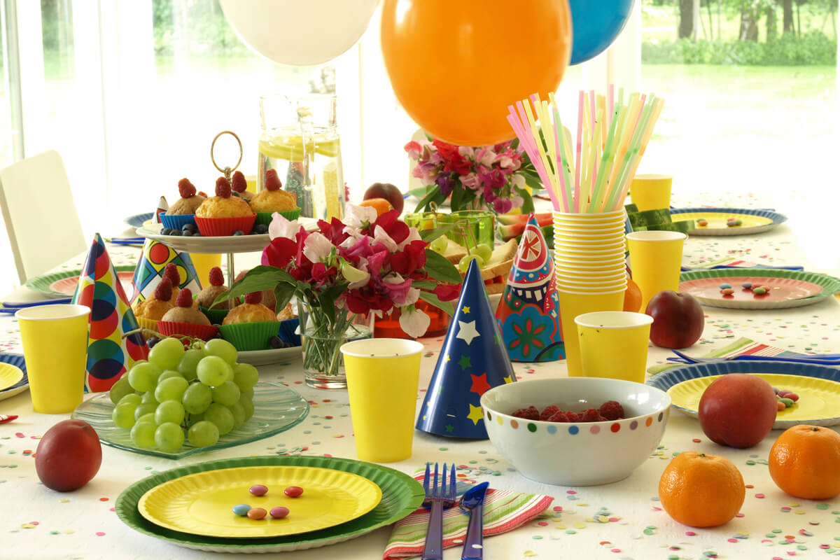Оформление праздничного день рождения стола дома