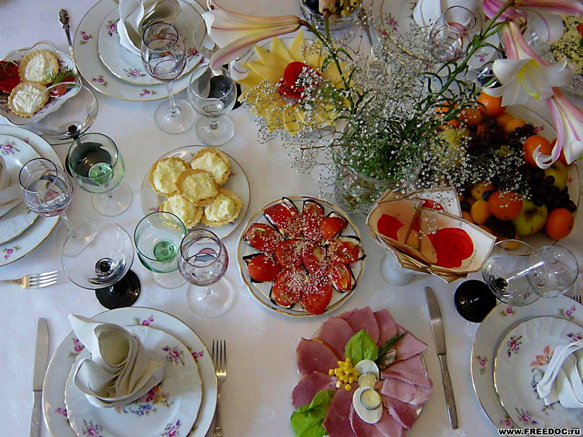 Сервировка стола с цветами и едой