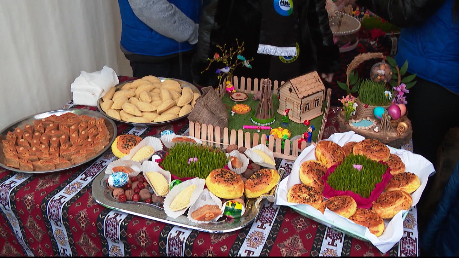Новруз байрам кто отмечает. Национальный праздник Новруз байрам. Стол на Новруз байрам в Азербайджане. Сладости на Новруз байрам в Азербайджане. Новруз байрам стол праздничный.