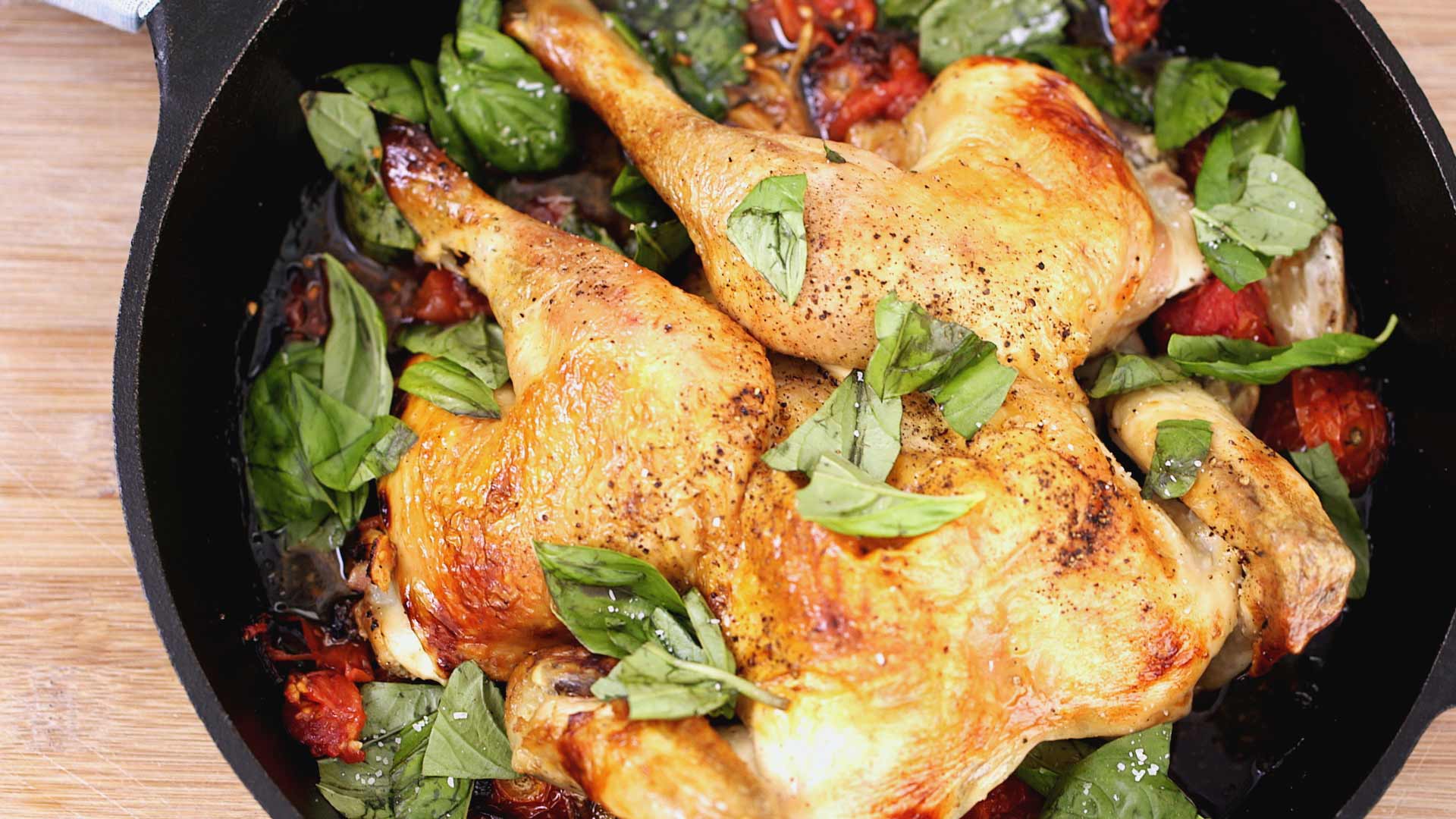 Приготовить курицу горячего. Курица с овощами. Курица в духовке. Курица с овощами в духовке. Цыпленок с овощами.