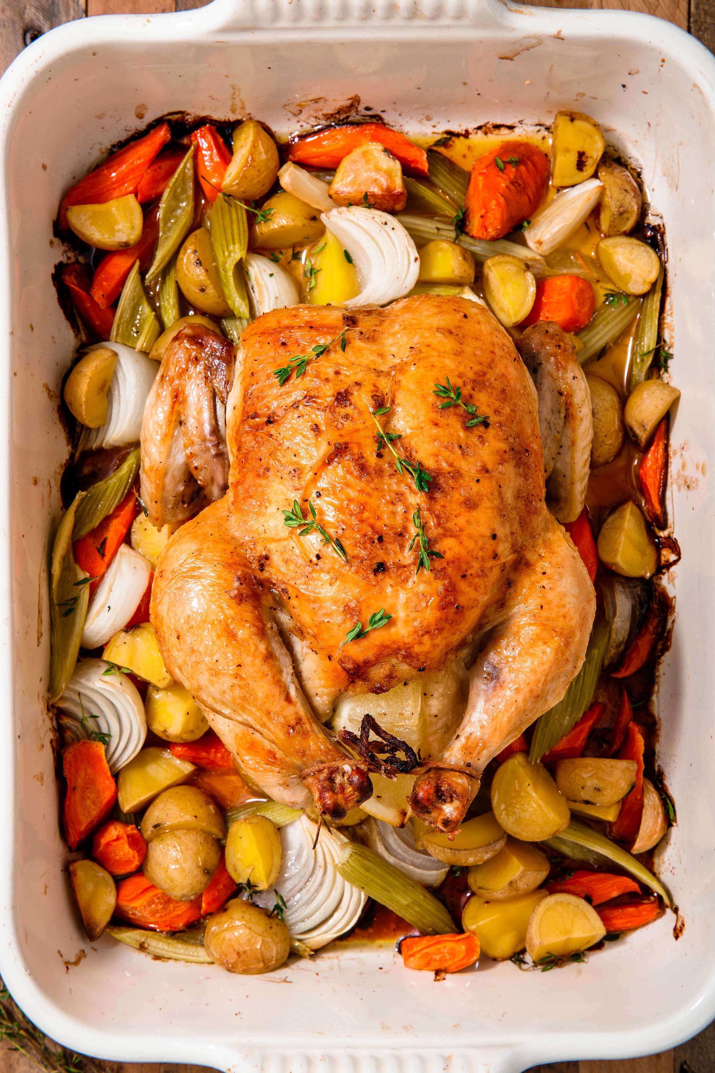 С чем подавать курицу. Курица в духовке. Курица с овощами. Курица с овощами в духовке. Курица запеченная с овощами.