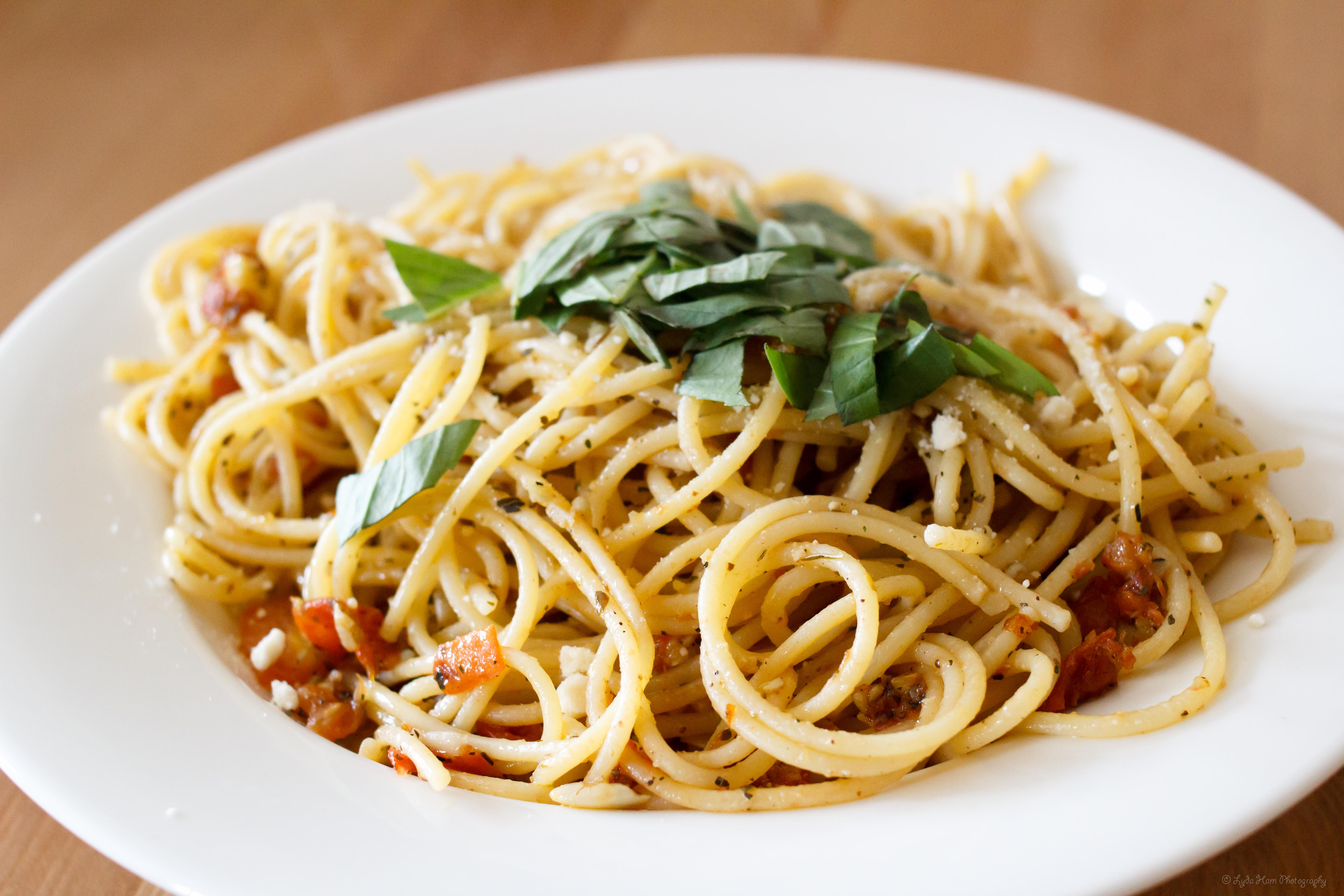 Спагетти с кальмарами и морской капустой