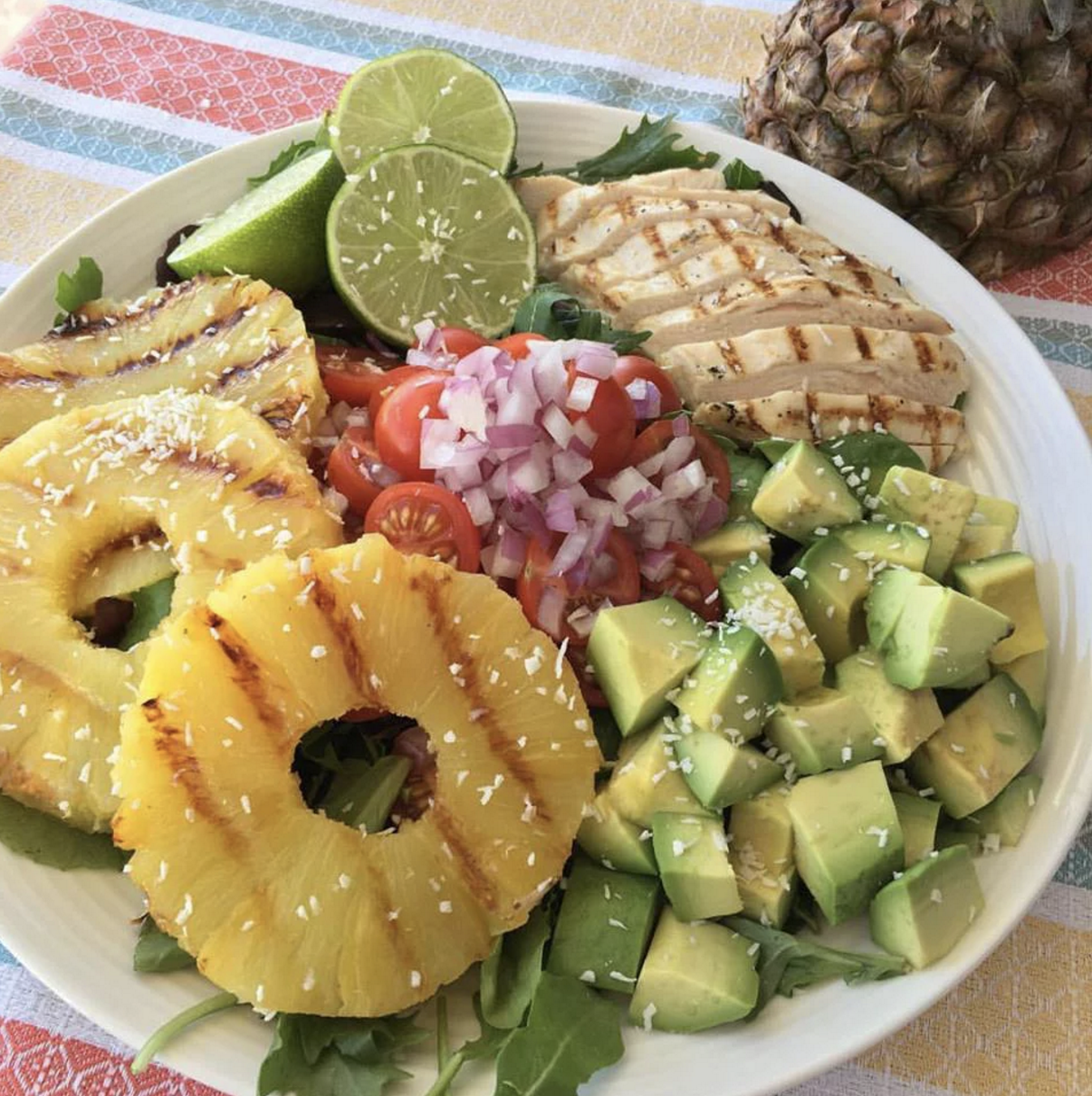 Ананас на столе фото. Pineapple Salad. Вегетарианские закуски с ананасом. Бутики с ананасами. Салат Мальдивы с ананасами.