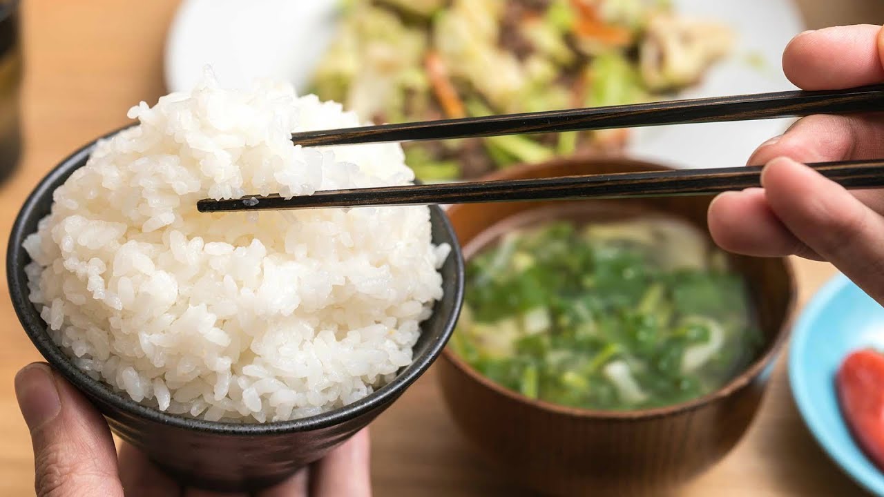Какой рис в китае. Рис с палочками. Китайский рис. Японская кухня рис. Рис в Японии.