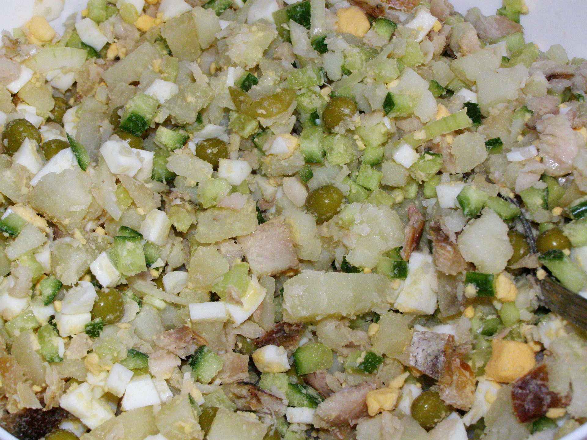 Салат рыбный с картошкой из отварной рыбы. Рыбный салат с картофелем. Салат картофельный с рыбой. Салат рыбный с картошкой и горошком. Салат картошка соленые огурцы рыба.