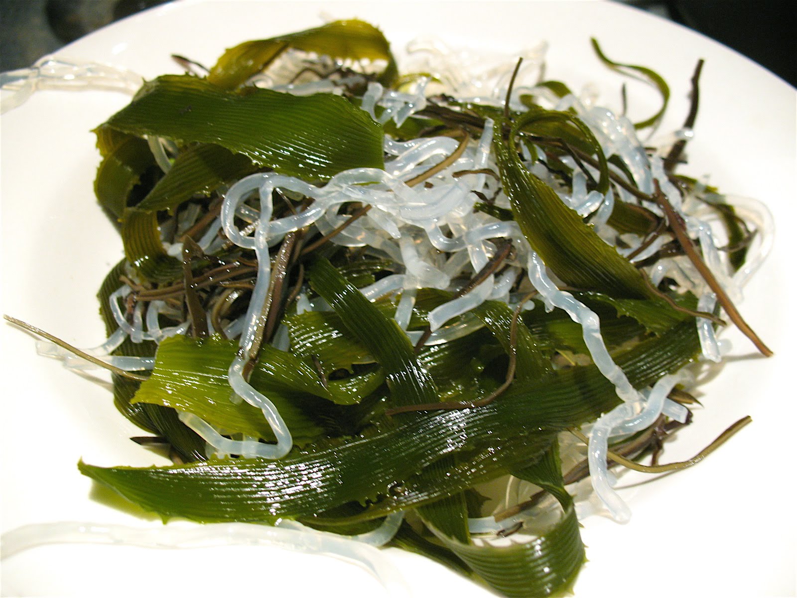 Ламинарию можно есть. Морская капуста ламинария. Японская морская капуста. Зеленые водоросли вакаме. Морская капуста (ламинария блюда.