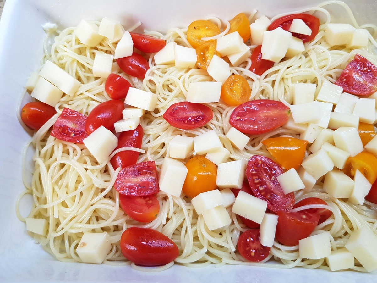 Спагетти с помидорами и сыром в духовке. Макароны. Макарохи с сыром и помидор. Макароны с помидорами и сыром. Сыр для макарон с помидорами.