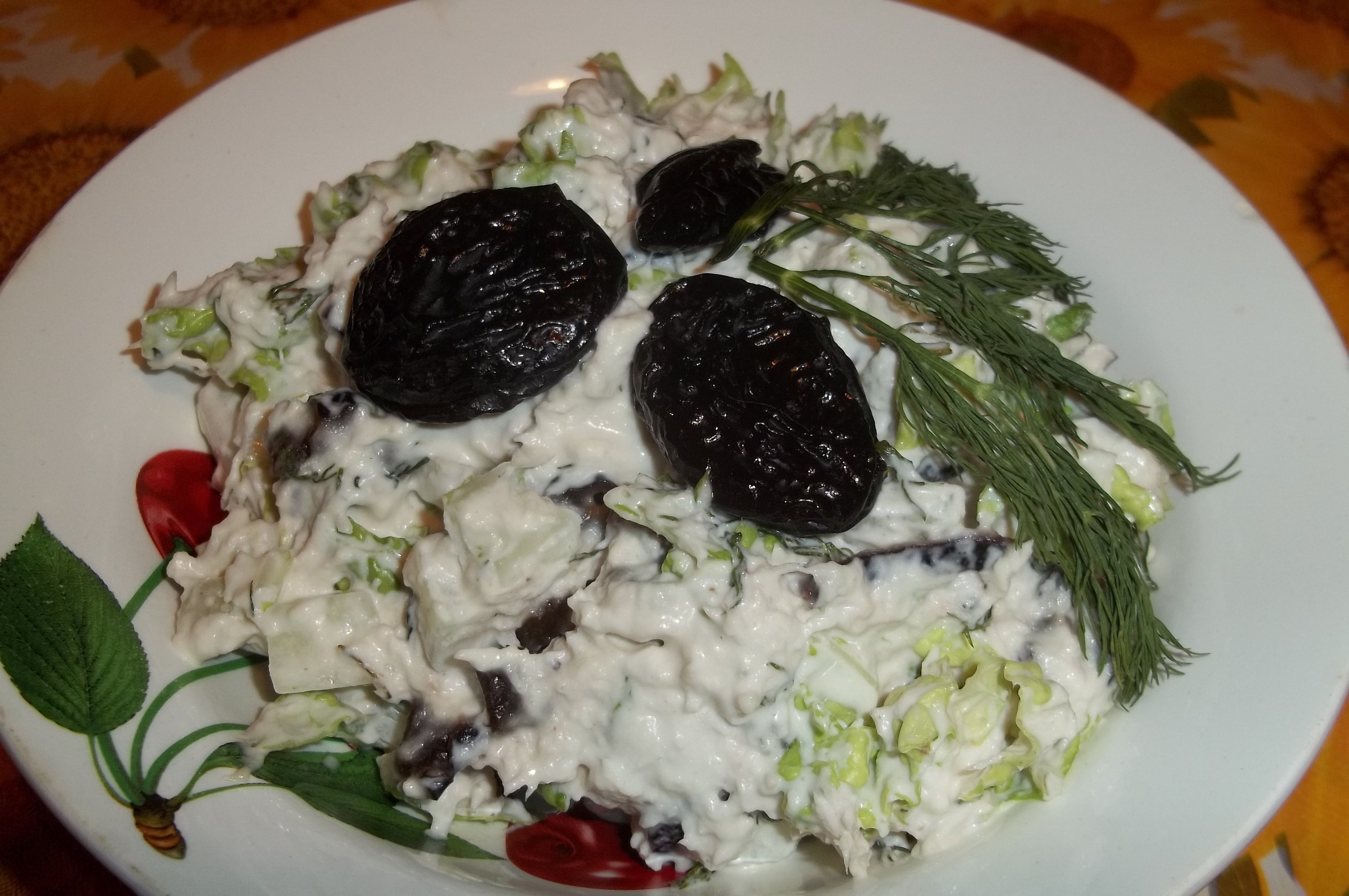 Салат с куриной и черносливом грецкими