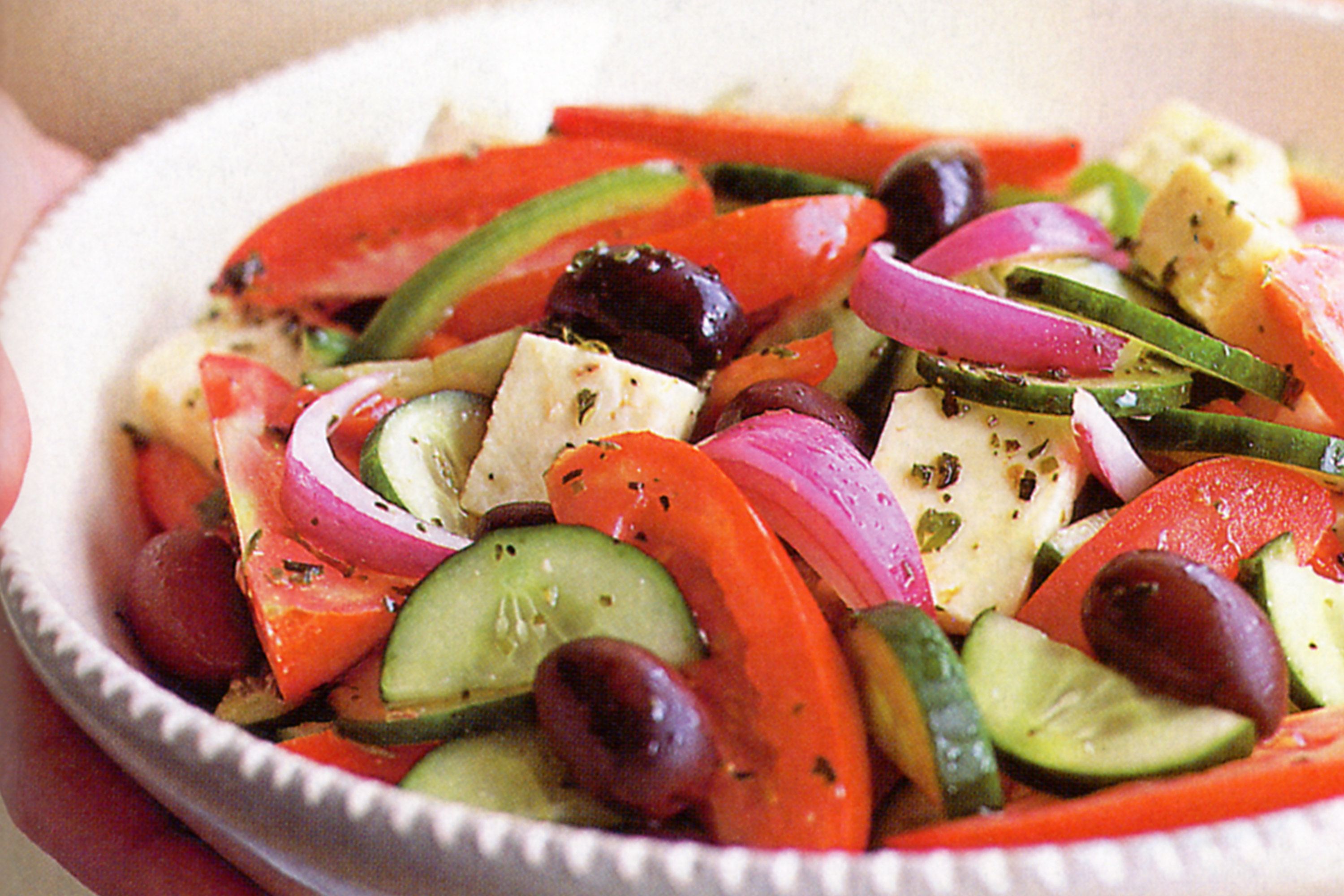 Блюдо из овощей салаты. Салат. Салатик из свежих овощей. Салат из сырых овощей. Греческий салат.