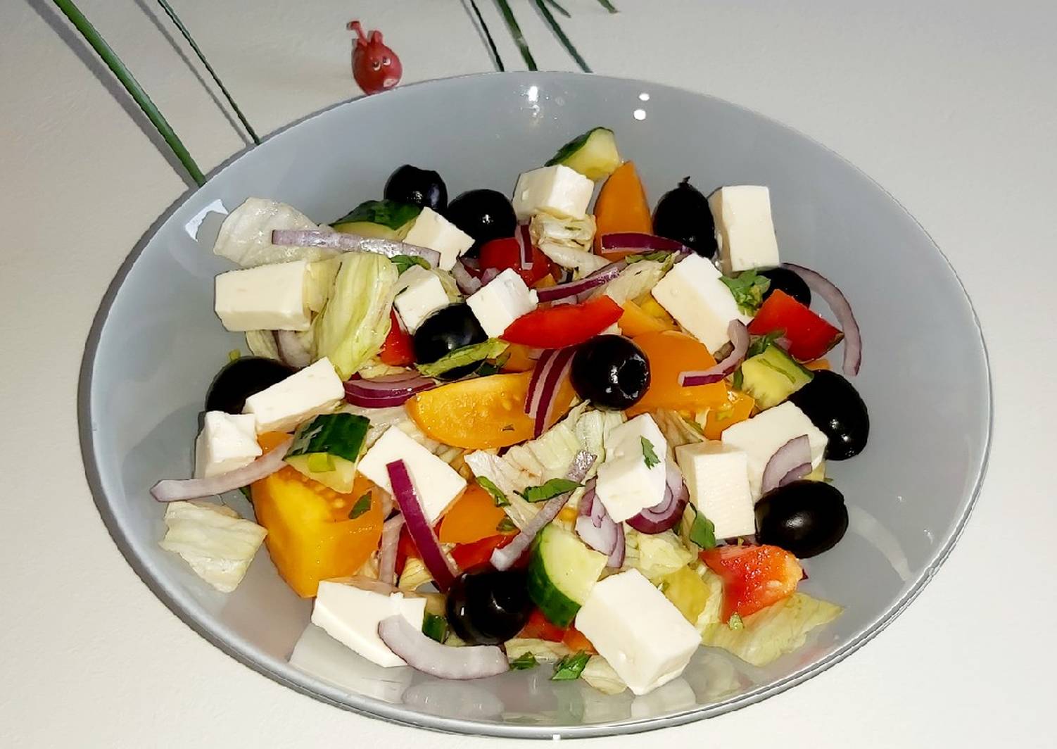 Настоящий греческий. Салат оливки помидоры сыр фетакса маслины. Сыр для греческого салата фетакса. Салат греческий классический с фетаксой. Греческий салат с сыром фетакса.