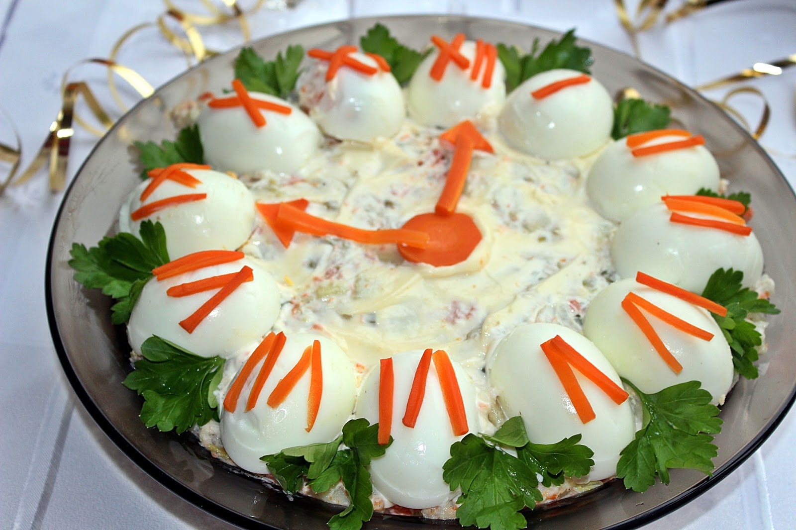Блюдо из яиц и овощей. Украшение салатов. Украшение салата яйцом. Новогодний салат в виде часов. Украшения из яиц для праздничного стола.