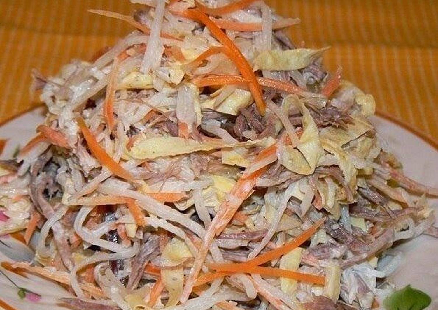Делать салат деревенский из лука маринованного и свинины вареной