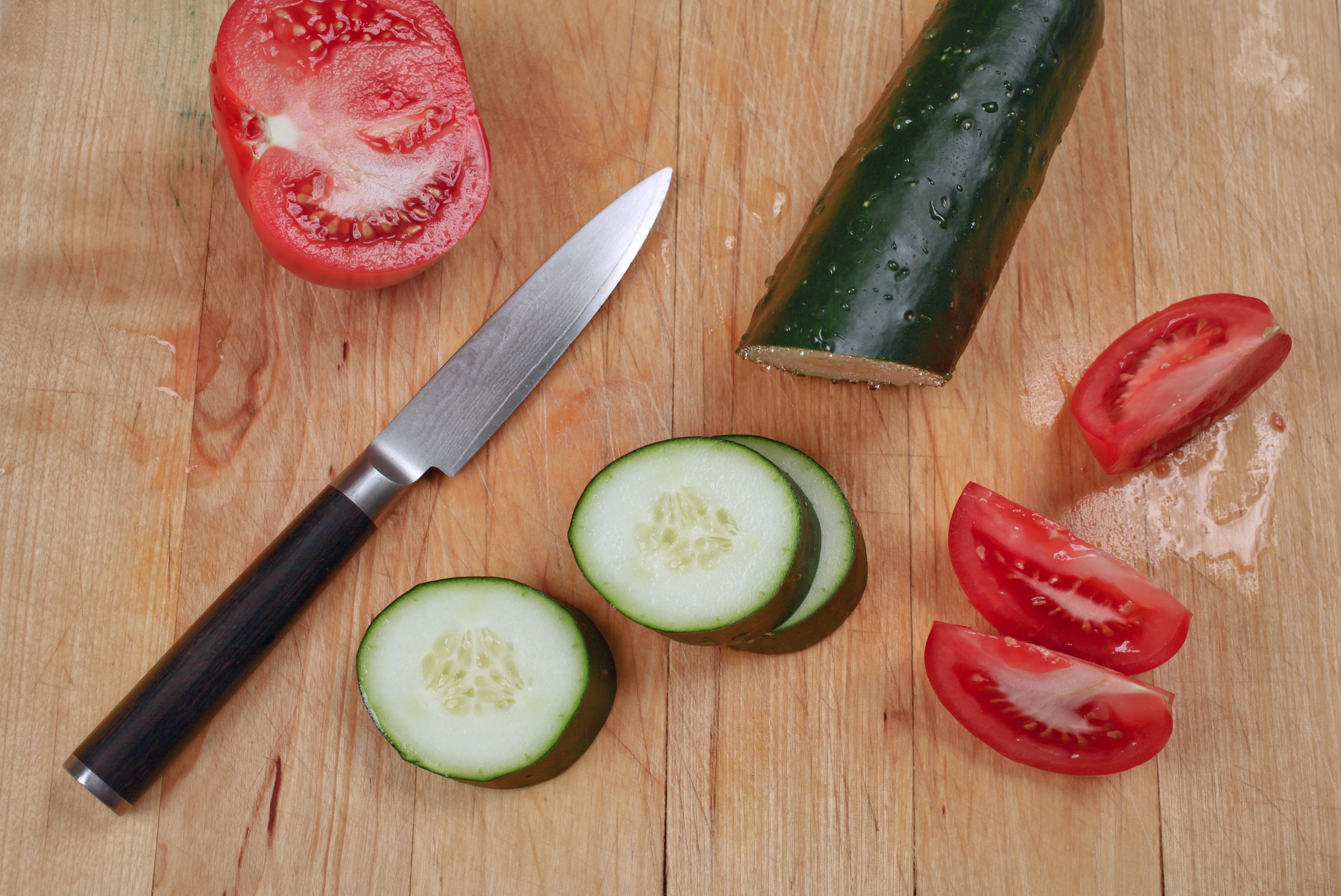 Нож режет овощи. Нарезание овощей. Нарезанные овощи. Порезанные овощи. Нарезанные огурцы и помидоры.
