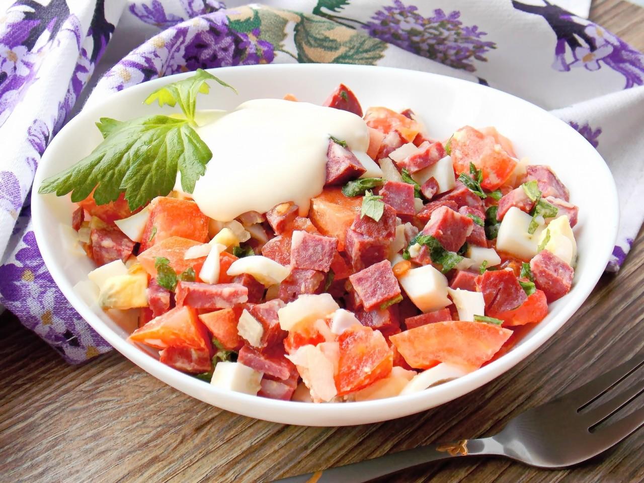 Болгарский салат можно. Салат с копчёной колбасой и помидорами. Салат колбаса сыр помидоры. Салат с копчёной колбасой и сыром и помидорами. Салат помидоры огурцы сыр.