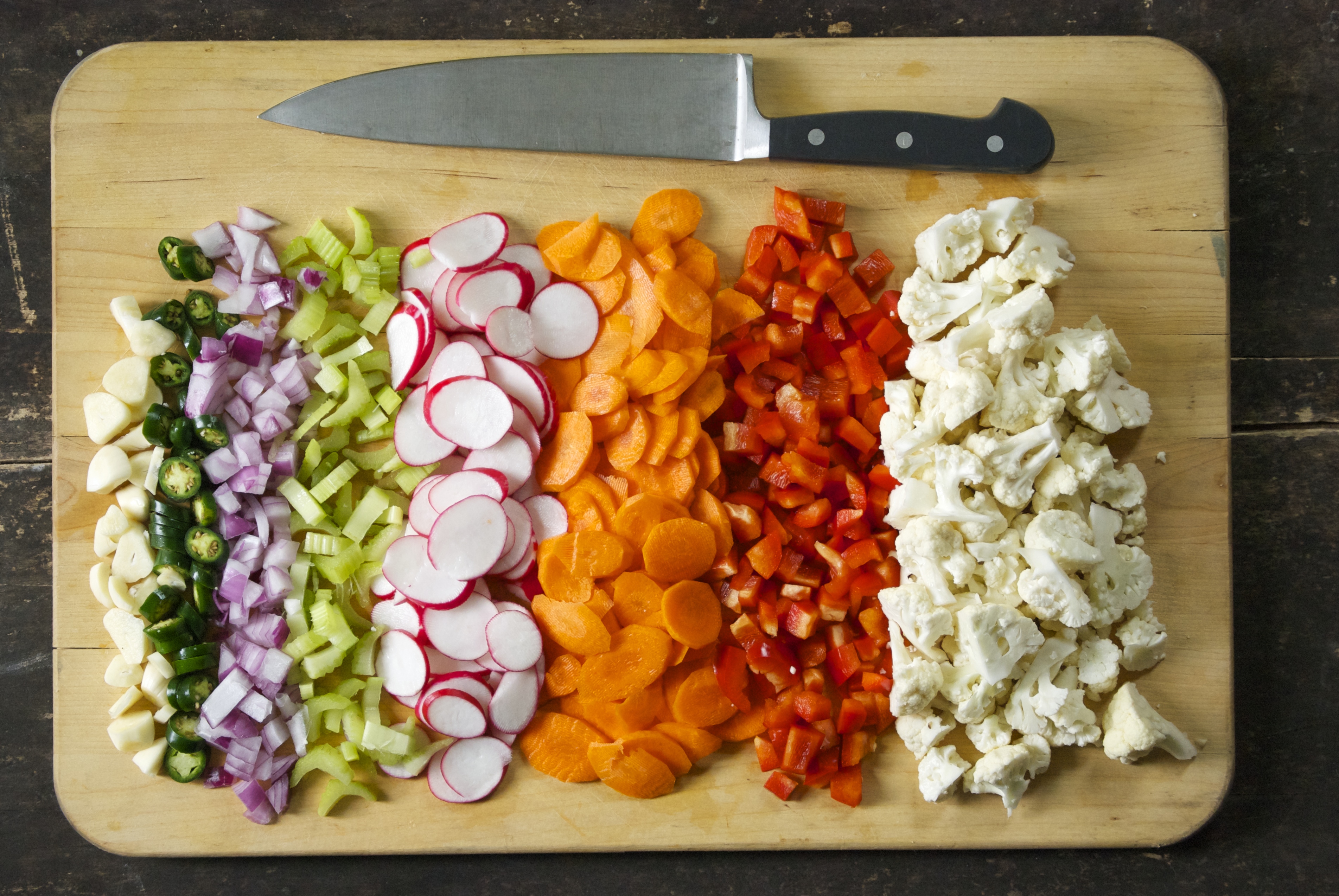Салат слайсами. Нарезанные овощи. Нарезка овощей для салата. Порезанные овощи. Овощи нарезанные ломтиками.