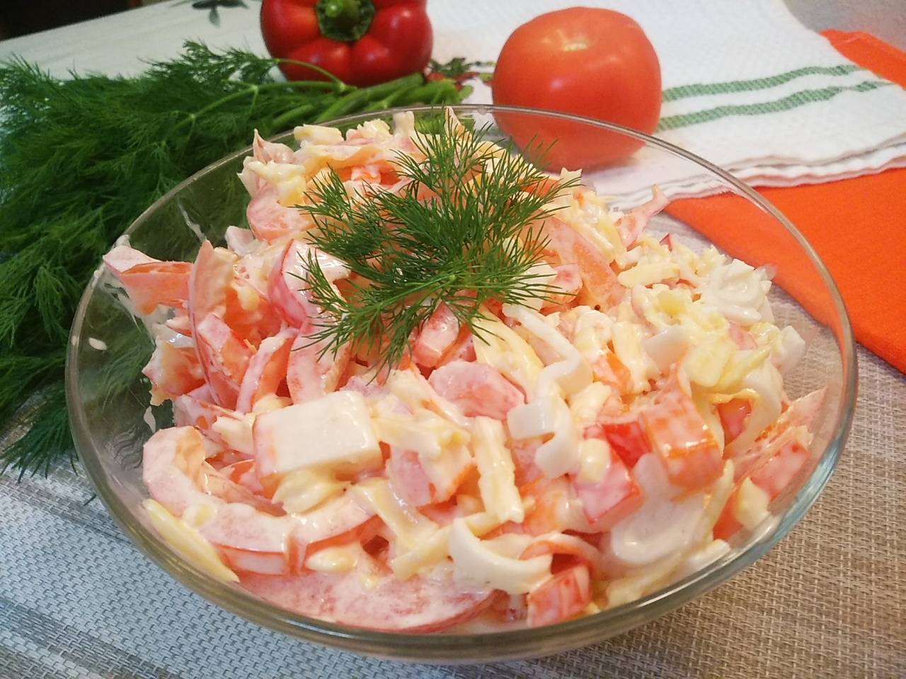 Праздничный салат с крабовыми палочками